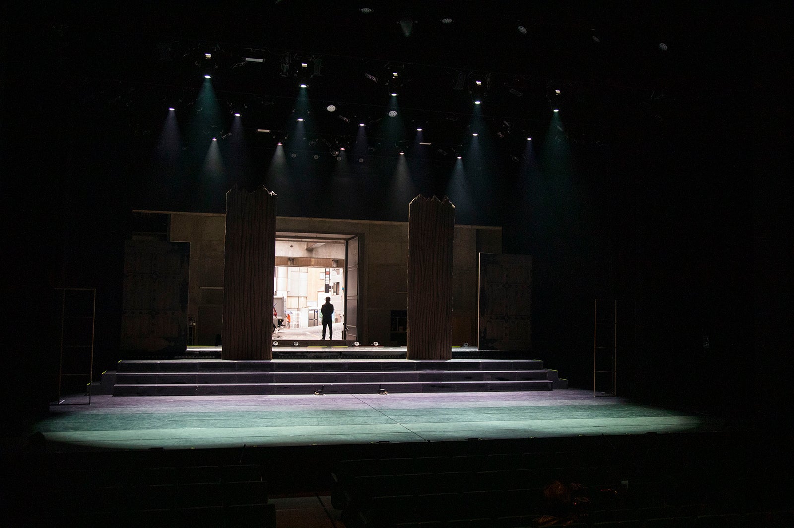 換気のためステージ奥の搬入口を開放（提供画像）