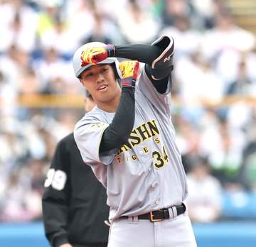 阪神ベンチが粋な演出 ドラ3・岡城の記念球求めベンチ総出→「Tポーズ」でプロ初安打祝福