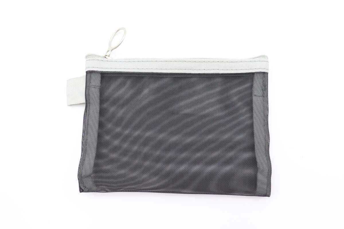 ダイソーの100円のループ付メッシュポーチ
