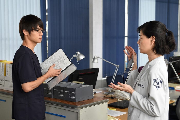 窪田正孝、市川実日子/「アンナチュラル」第1話より(C)TBS