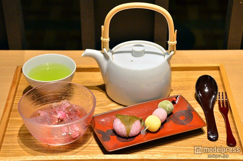 「日本橋だし場 はなれ」／つるっとした寒天と和菓子にかぶせ茶が付いた「桜甘味御膳」￥1，500