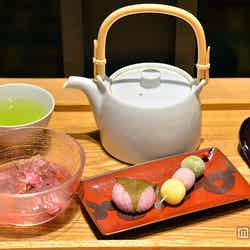 「日本橋だし場 はなれ」／つるっとした寒天と和菓子にかぶせ茶が付いた「桜甘味御膳」￥1，500