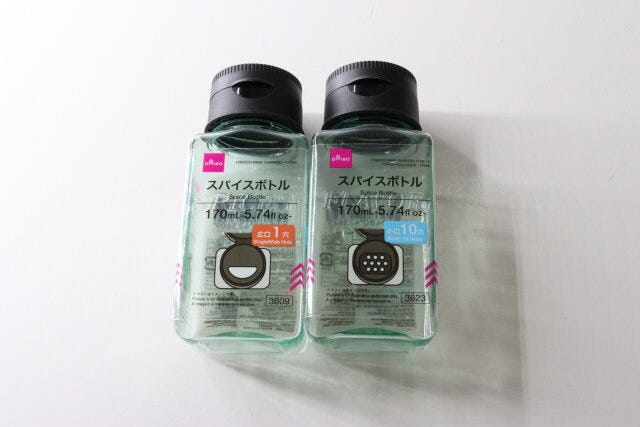 ダイソーの広口1穴スパイスボトル（170mL）と小口10穴スパイスボトル（170mL）