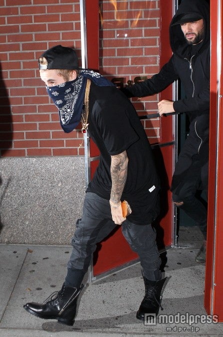 ジャスティン・ビーバー、仰天の強盗ファッション