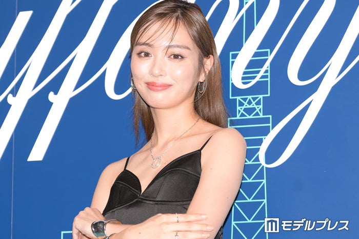 内田理央、美脚際立つミニスカート姿披露「スタイル憧れ」「私服可愛い」の声
