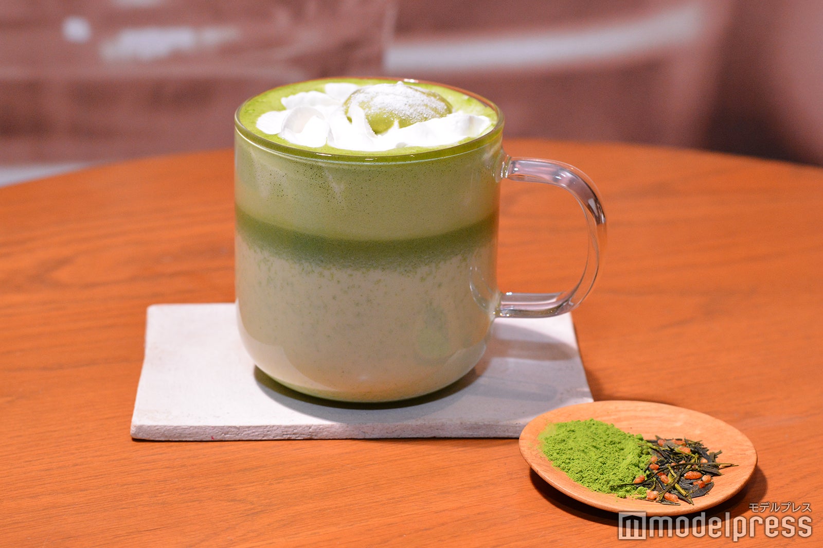 抹茶玄米茶 ムース ティー ラテ（C）モデルプレス