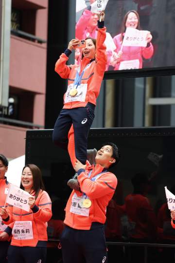 りくりゅうフィーバー観衆殺到 警備員大忙し「押さないで！走らないで！」 感謝パレードで沿道に5万人