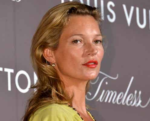 ケイト・モス、セクシードレスで登場 圧巻の存在感示す