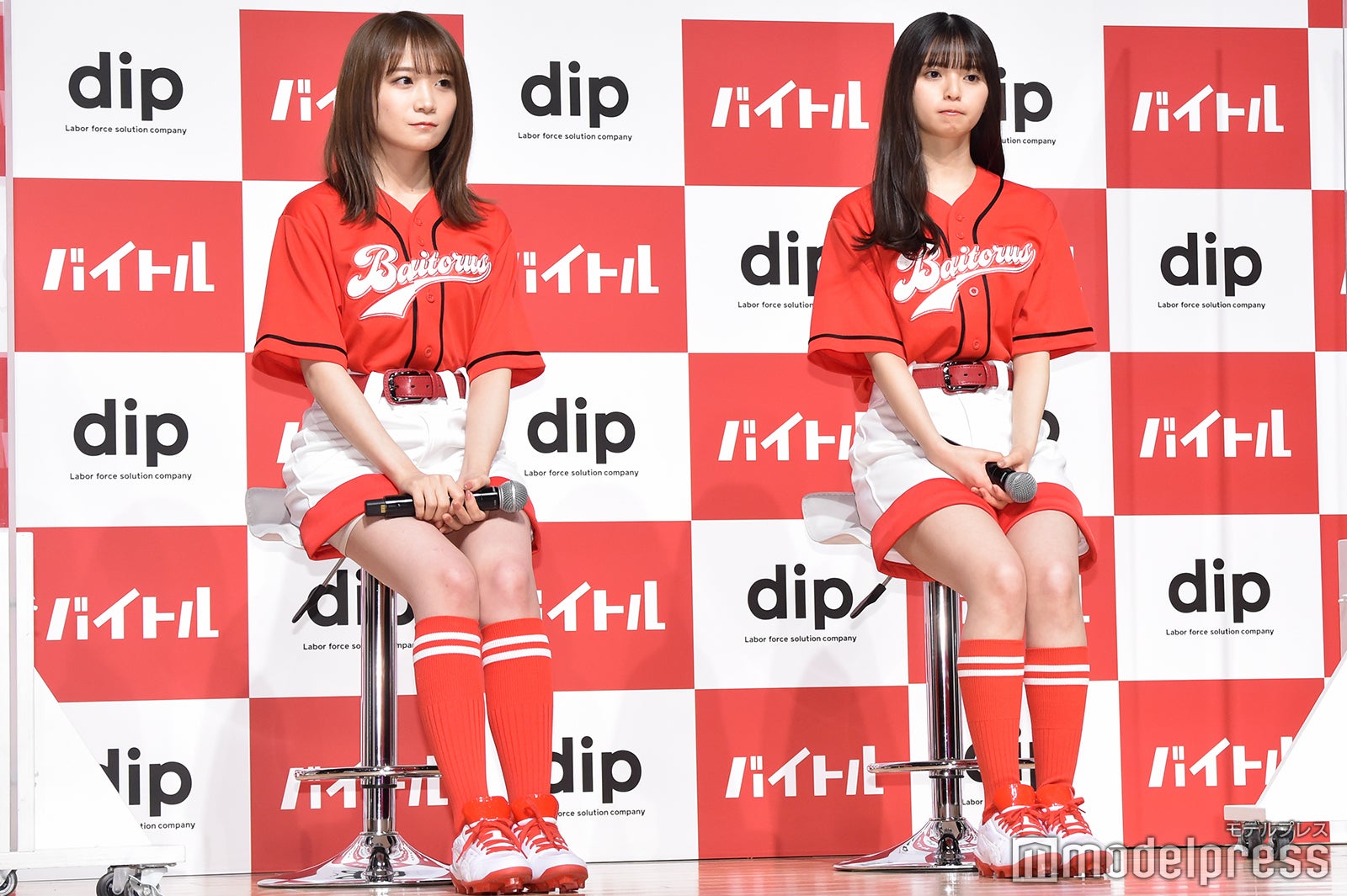 口の形が同じな秋元真夏、齋藤飛鳥（C）モデルプレス