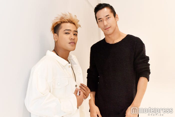 (左から)ELLY、小林直己(C)モデルプレス