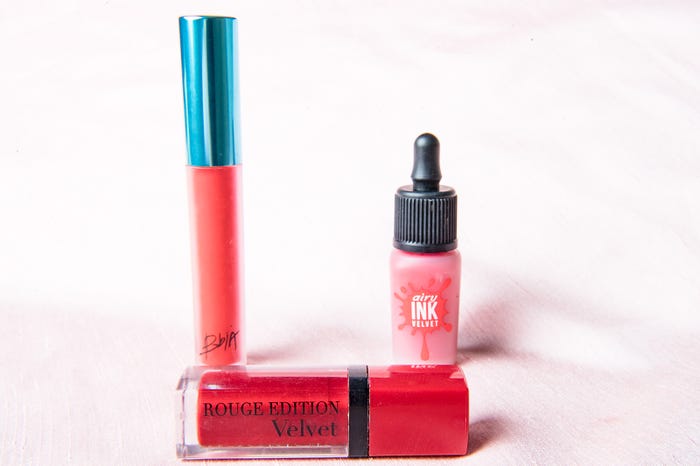 アイン:「BBIA(ピアー)」ラストベルベットリップティント(左奥)、「BOURJOIS PARIS(ブルジョワ)」ルージュエディション ベルベット(中央)、「Peripera(ペリペラ)」インクザエアリー ベルベット(右奥) (C)モデルプレス