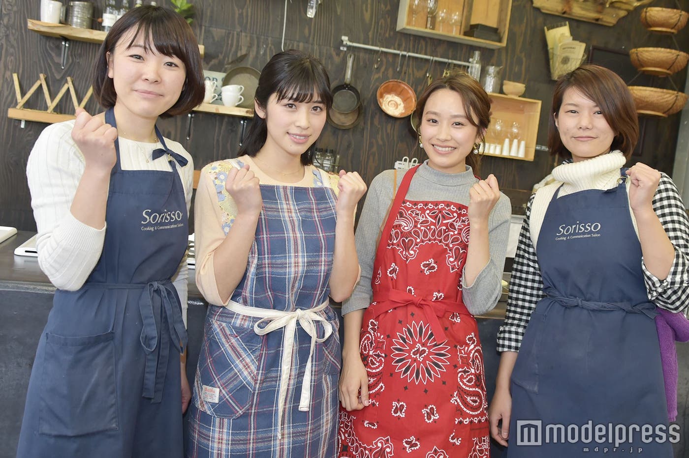 エプロンに着替えて気合十分!(C)モデルプレス