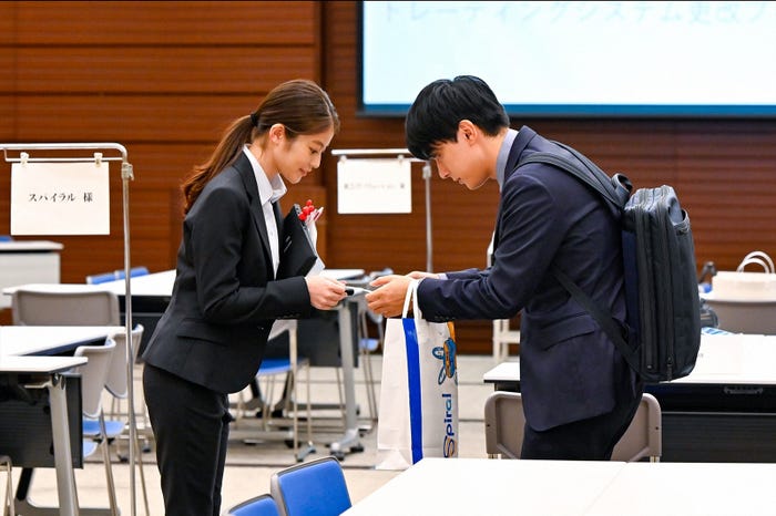 今田美桜、吉沢亮/「『半沢直樹II エピソードゼロ』~狙われた半沢直樹のパスワード~」より(C)TBS