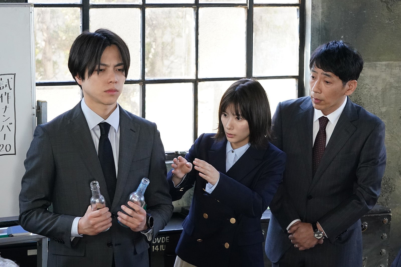 重岡大毅、芳根京子、野間口徹／「それってパクリじゃないですか？」第1話より（C）日本テレビ