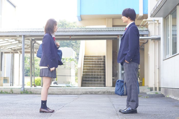 白石聖、浮所飛貴(C)2021 紺野りさ・小学館/「胸が鳴るのは君のせい」製作委員会