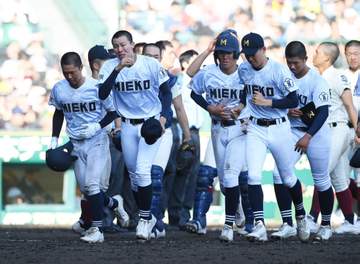 惜敗の三重ナイン号泣 古川「僕らの代で因縁を晴らすつもりだった」 大阪桐蔭を追い詰めるも再び1点差で敗戦 場内からは大きな拍手