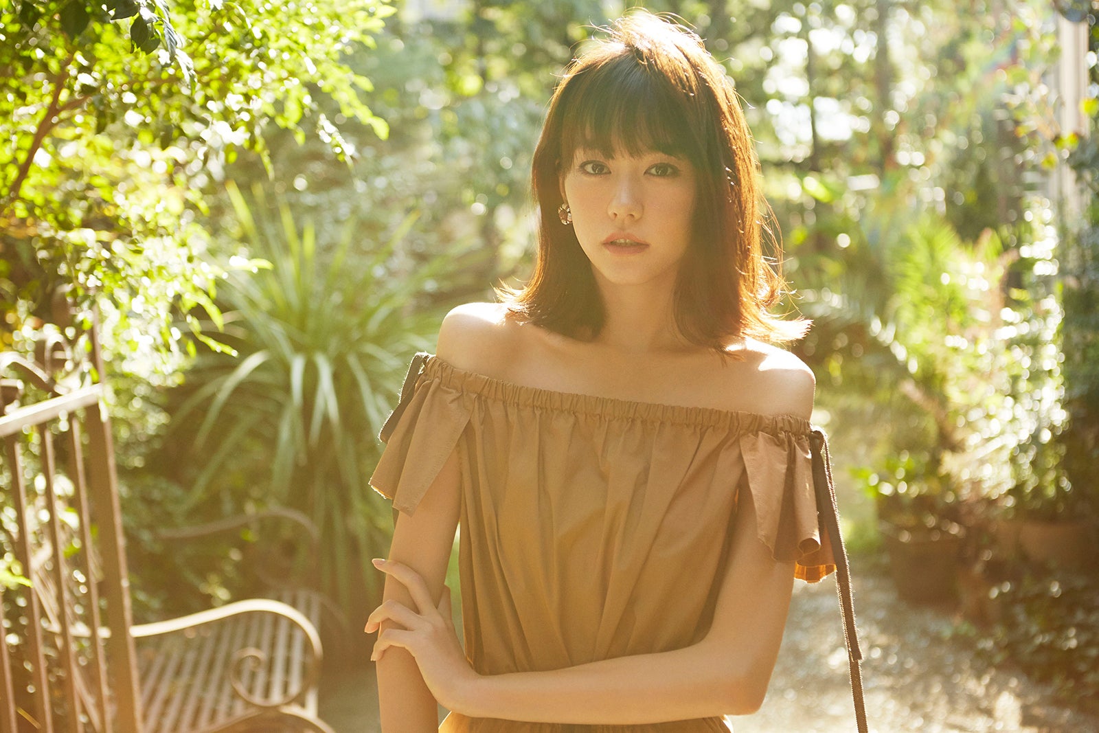 “世界で最も美しい顔100人”の桐谷美玲、華やかで洗練された美貌をたっぷり