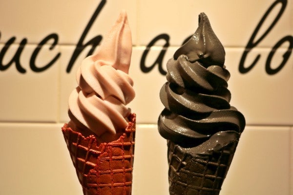 「ブラックソフトクリーム」500円（税込）／画像提供：カームデザイン/HappyLabo