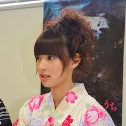 インタビューに答える日南響子