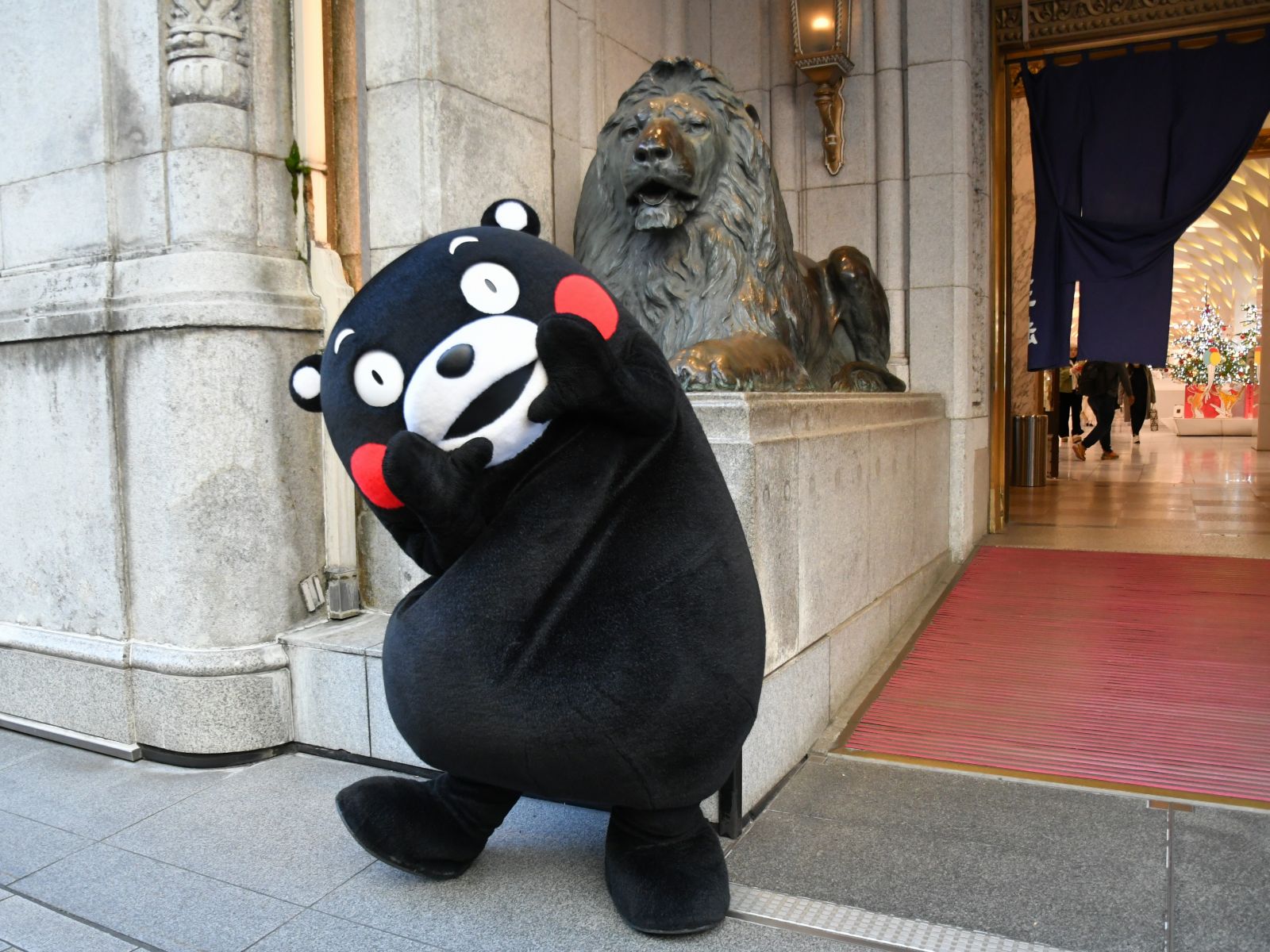 ライオン像の前でパチリ＝11月30日、東京都中央区