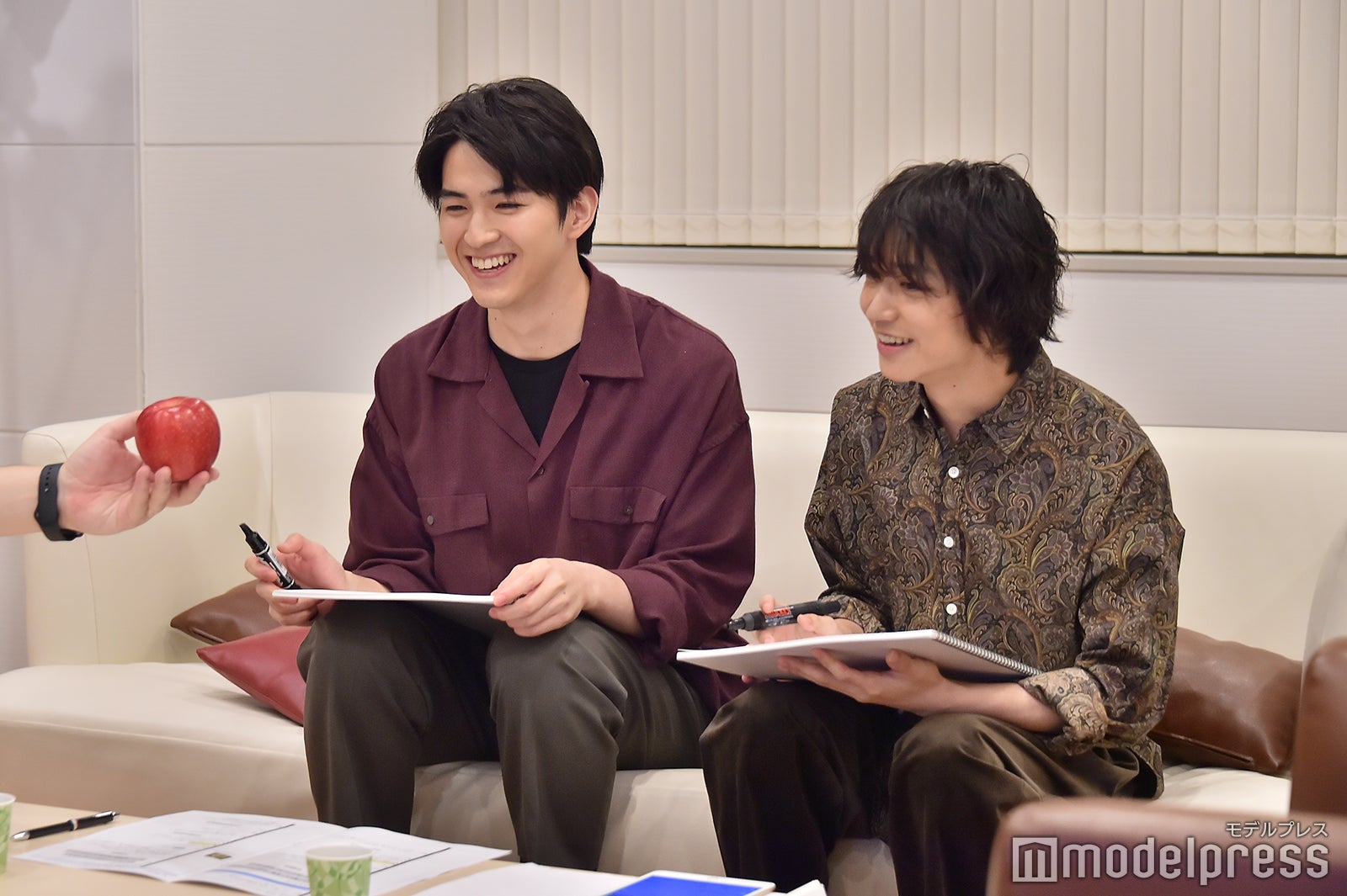 リンゴを賭けてリュークの似顔絵に挑戦した甲斐翔真＆松岡広大（C）モデルプレス