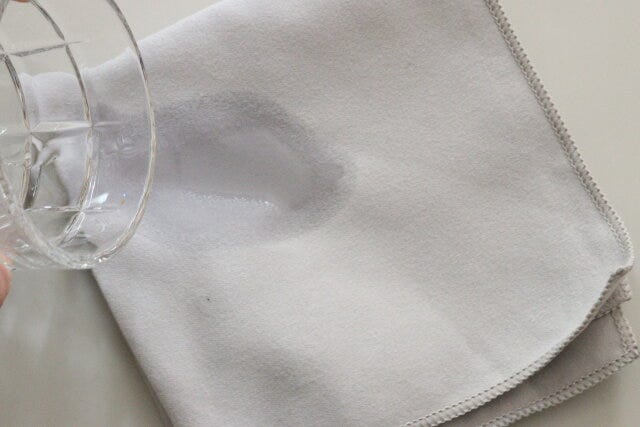 セリアの吸水速乾タオルに水をこぼす