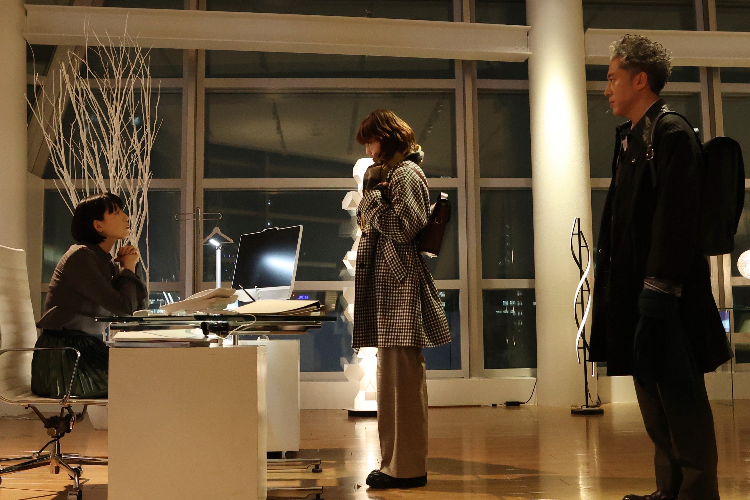 （左から）江口のりこ、平手友梨奈、ムロツヨシ「うちの弁護士は手がかかる」第11話より（C）フジテレビ