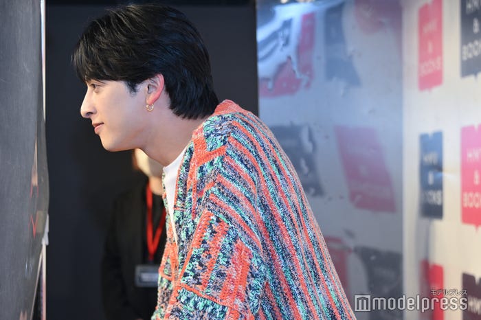 ファンの話を真剣に聞く新原泰佑(C)モデルプレス