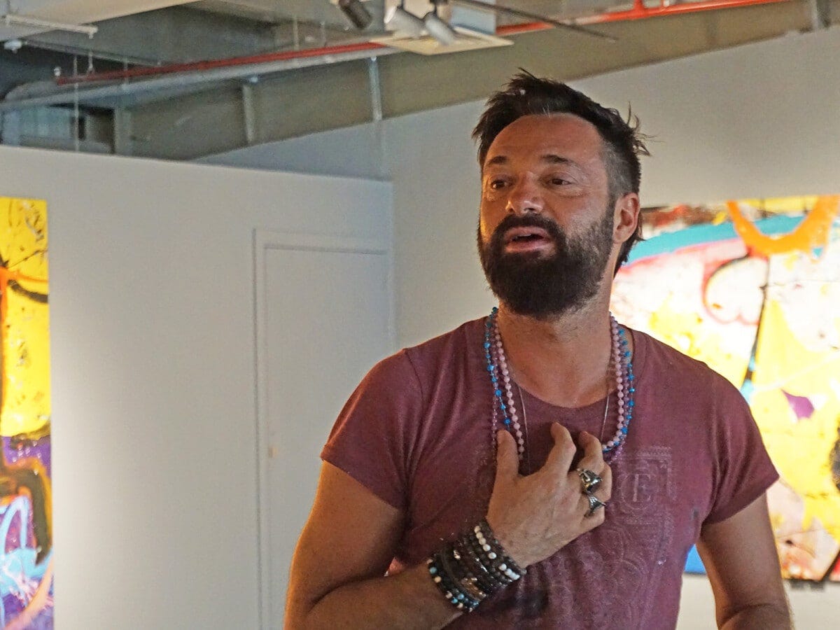 サシャ・ジャフリ氏（ギャラリーにて）。慈善団体に資金を寄付するための制作にも積極的に取り組んでいる