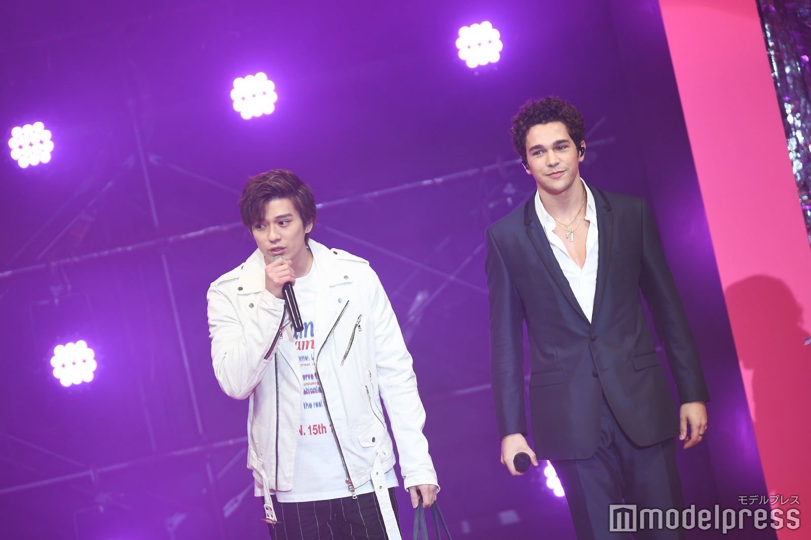 新田真剣佑、オースティン・マホーン（C）モデルプレス