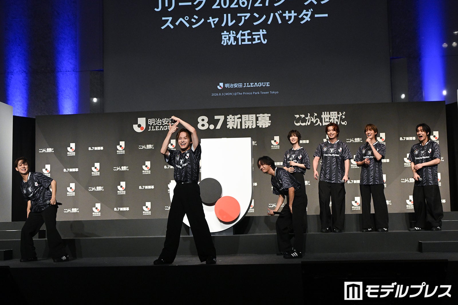 考えてきたゴールパフォーマンスを披露する“トリプルカイト”チーム（宮近海斗・松倉海斗・中村海人）、後ろで見守る“いちごミルク”チーム（七五三掛龍也・吉澤閑也・川島如恵留・松田元太）（C）モデルプレス