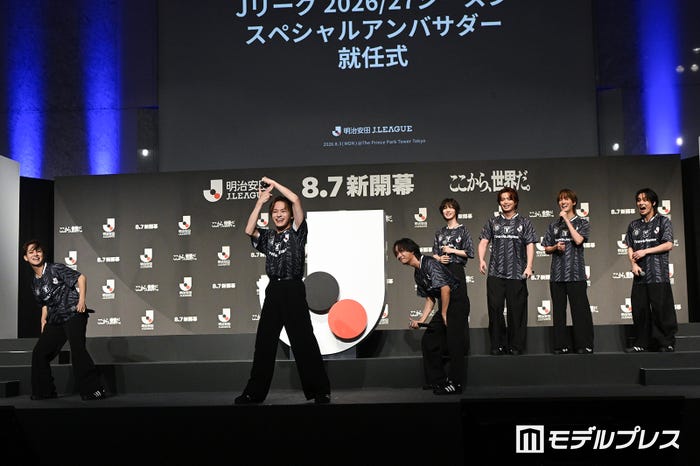 考えてきたゴールパフォーマンスを披露する“トリプルカイト”チーム(宮近海斗・松倉海斗・中村海人)、後ろで見守る“いちごミルク”チーム(七五三掛龍也・吉澤閑也・川島如恵留・松田元太)(C)モデルプレス