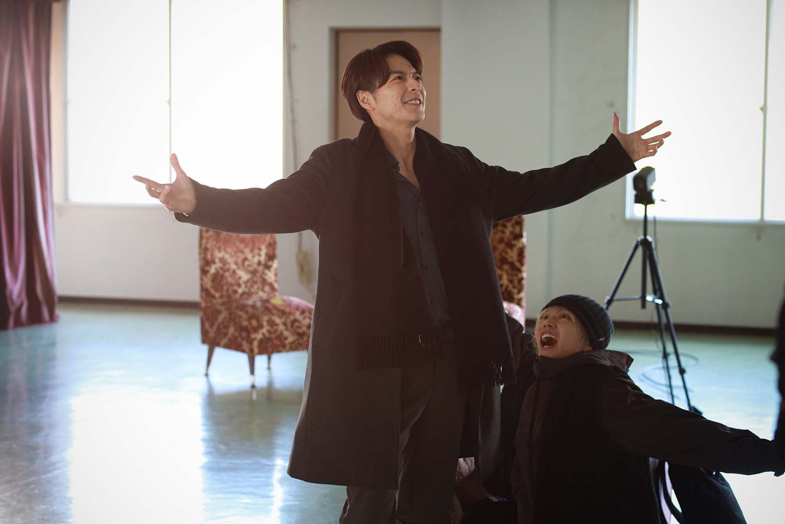 小池徹平、佐藤大樹「離婚しない男―サレ夫と悪嫁の騙し愛―」第8話より（C）テレビ朝日