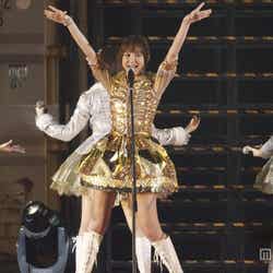 「フライングゲット」/「AKB48 2013真夏のドームツアー~まだまだ、やらなきゃいけないことがある~」福岡公演2日目より(C)AKS