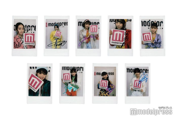 Girls2、サイン入りチェキ(C)モデルプレス