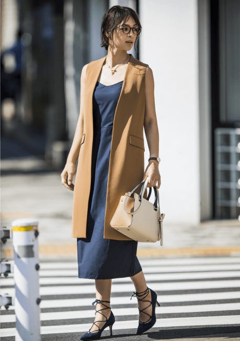 キャミワンピース¥48,000/オブジェクト ウィズアウトミーニング(フレームワーク ルミネ新宿店) ロングジレ¥20,000/シップス(シップス 渋谷店) メガネ¥30,000/エナロイド(ブリンク・ベース) ネックレス¥8,500/imac 時計¥17,000/Daniel Wellington(ダニエル・ウェリントン原宿) カラーブロックバッグ¥15,700/SMIR NASLI Gem. レースアップパンプス¥28,000/FABIO RUSCONI(フレームワーク ルミネ新宿店)(C)TOPLOG