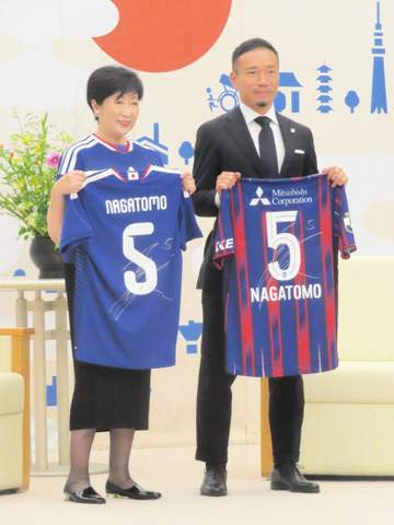 長友佑都、小池都知事からの「マンマミーア」に笑み「あんま流行らなかったけど」W杯5大会連続出場で表敬訪問