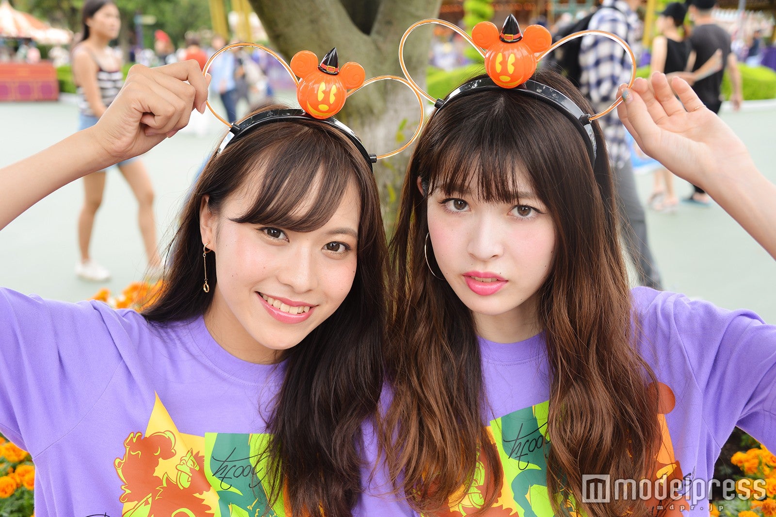 ライティングカチューシャ（各2000円）／モデル：山本沙樹（左）、田方萌子（右）／（C）モデルプレス