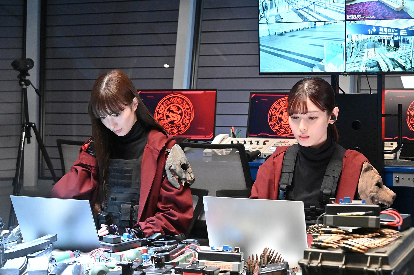 宮本茉由、白石聖「新空港占拠」第9話より（C）日本テレビ