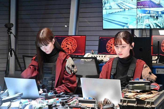 宮本茉由、白石聖「新空港占拠」第9話より(C)日本テレビ