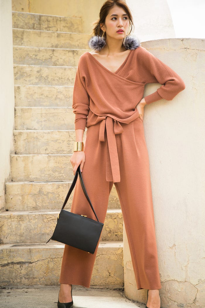 ニットオールインワン¥23,000/Mila Owen ファーピアス¥28,000/トゥレステ(アメリカンラグ シー 渋谷店) ショルダーバッグ¥11,000/アダム エ ロペ パンプス¥48,000/バルダン(アーバンリサーチ 渋谷ヒカリエシンクス店) バングル/スタイリスト私物(C)TOPLOG