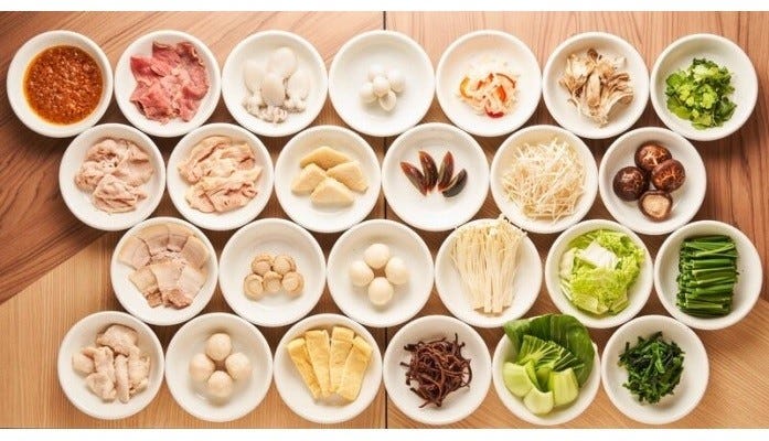 トッピングも種類豊富。野菜、肉、海鮮などから選んで