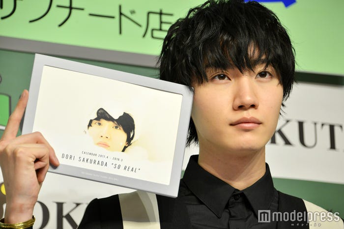 表紙は泡風呂ショット(C)モデルプレス