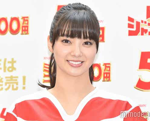 新川優愛のタックルが可愛すぎる 役所広司も「こんな美しい娘がいるとは」