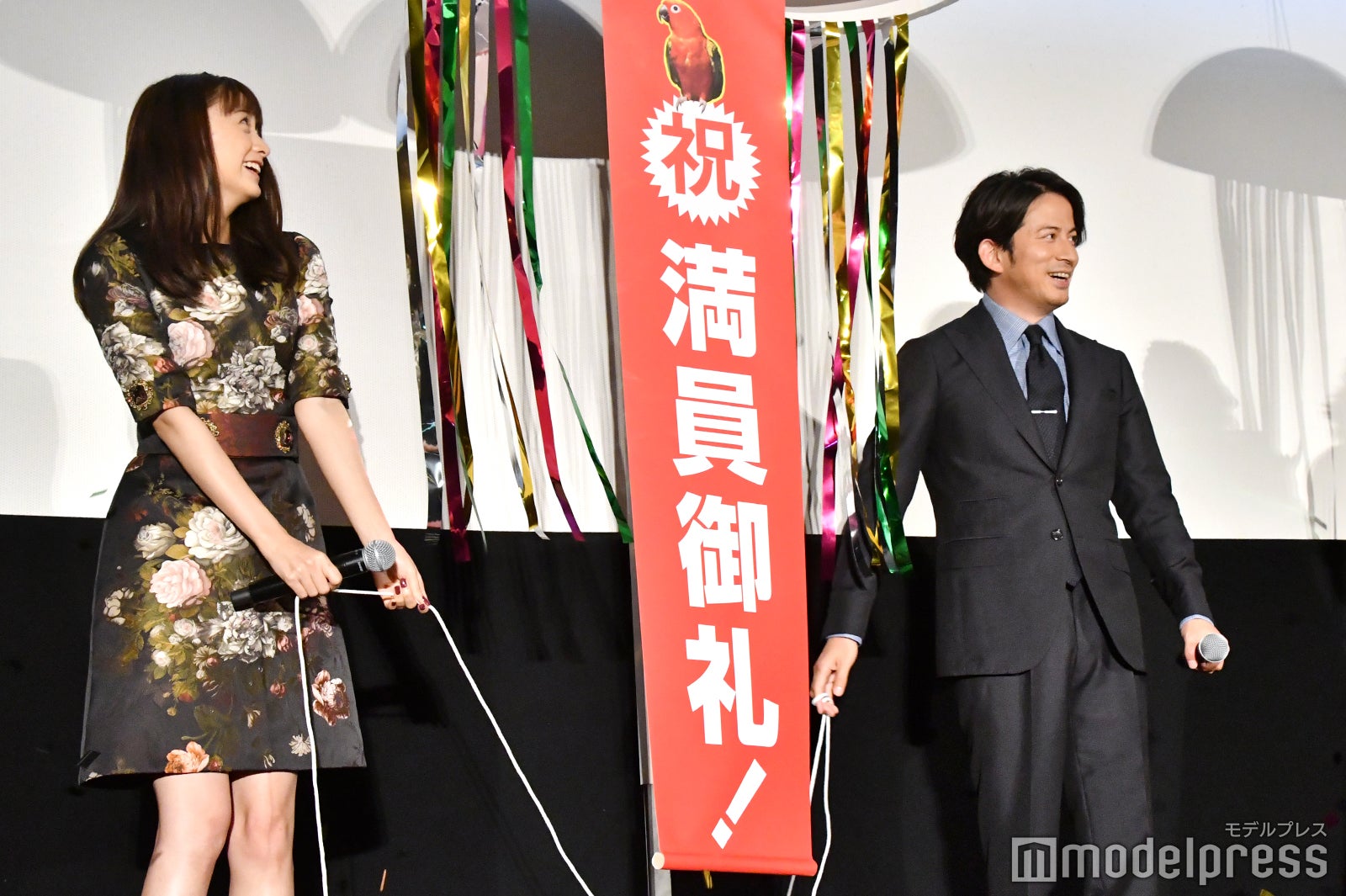 山本美月、しっかりと紐を手にくくりつけてくす玉を割った岡田准一 （C）モデルプレス