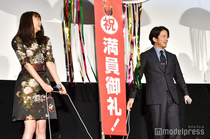 山本美月、しっかりと紐を手にくくりつけてくす玉を割った岡田准一 (C)モデルプレス