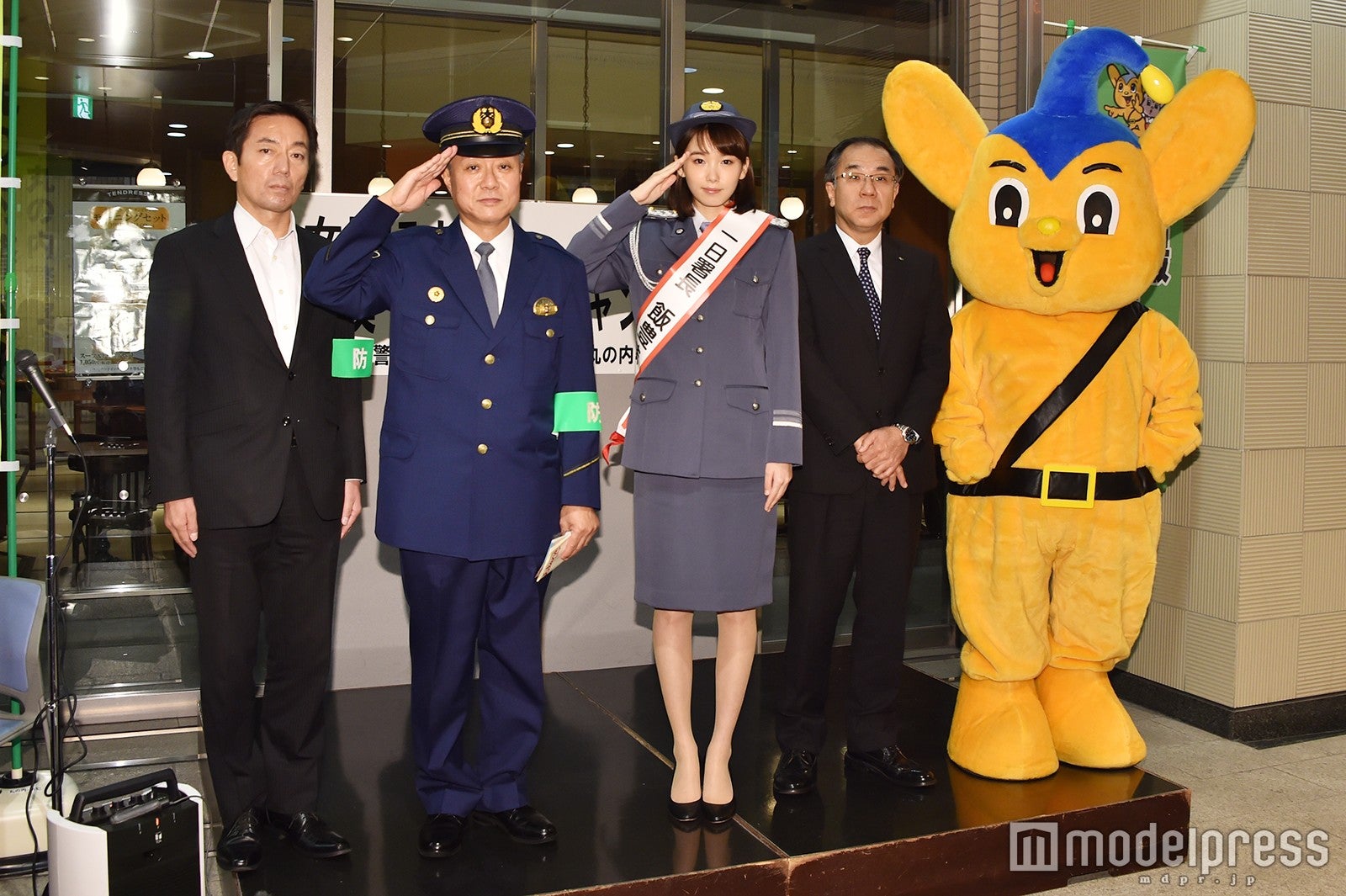 飯豊まりえ（中央） （C）モデルプレス