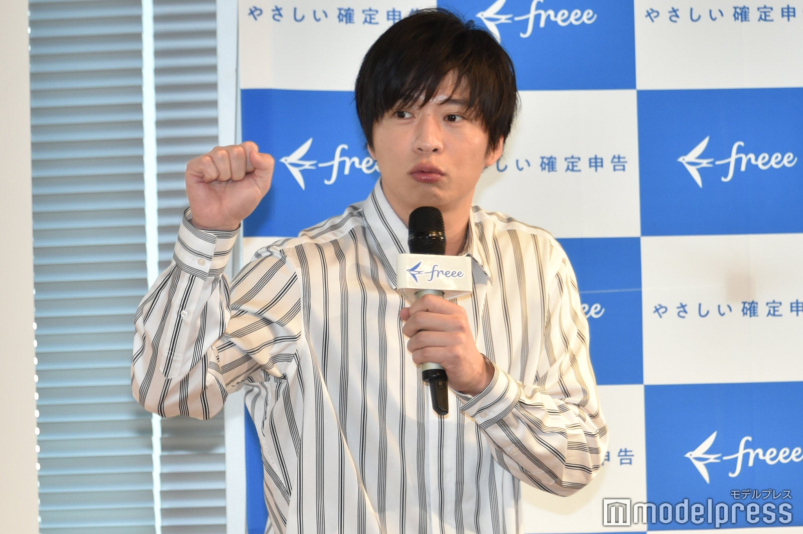 後輩に小突くところを再現する田中圭（C）モデルプレス