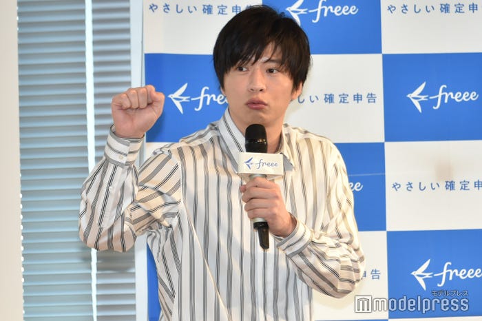 後輩に小突くところを再現する田中圭(C)モデルプレス