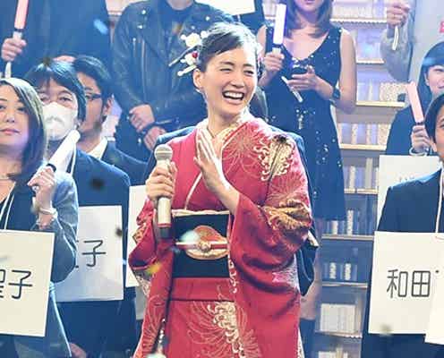 綾瀬はるか、しっとり“紅”着物で華やかに魅了<紅白リハ3日目>